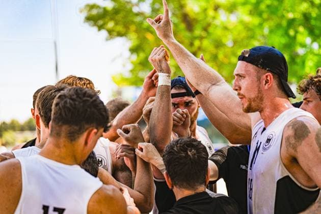 Die Spieler der deutschen Beachhandball-Nationalmannschaft bilden einen Huddle und strecken die Arme zur Mitte, sichtbar ist das DHB-Adler-Logo auf den weißen Trikots. Im Hintergrund sind Bäume am Jarun See in Zagreb zu erkennen. IHF Beach Handball World Championship, WM, Weltmeisterschaft 2026, 23.06.2026, Zagreb, Jarun See *** The players on the German national beach handball team form a huddle and stretch their arms toward the center; the DHB eagle logo is visible on their white jerseys. In the background, trees by Lake Jarun in Zagreb can be seen. IHF Beach Handball World Championship 2026, June 23, 2026, Zagreb, Lake Jarun Copyright: xspeedshotx xDorianfrickx