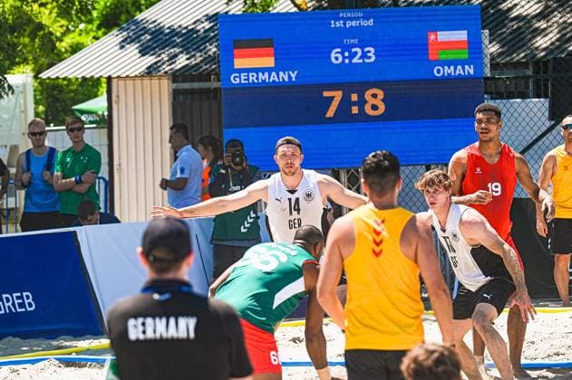Hendrik Prahst ( 14; Deutschland Beachhandball Nationalmannschaft) breitet die Arme aus und fordert den Ball im 1. Abschnitt gegen Oman. Die Anzeigetafel zeigt den Spielstand 7:8 bei 6:23 Minuten. IHF Beach Handball World Championship, WM, Weltmeisterschaft 2026, 23.06.2026, Zagreb, Jarun See *** Hendrik Prahst, No. 14 on Germany’s national beach handball team, spreads his arms and calls for the ball in the first period against Oman. The scoreboard shows the score at 7–8 with 6 minutes and 23 seconds remaining in the 2026 IHF Beach Handball World Championship, June 23, 2026, Zagreb, Lake Jarun Copyright: xspeedshotx xDorianfrickx