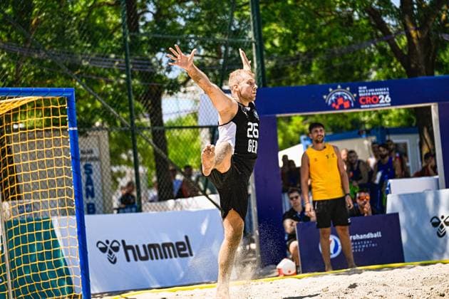 Moritz Ebert ( 26; Deutschland Beachhandball Nationalmannschaft) springt dynamisch neben dem Tor und wirbelt Sand auf. Im Hintergrund ist das Banner der Beach-Handball-Weltmeisterschaft CRO26 in Zagreb zu sehen. IHF Beach Handball World Championship, WM, Weltmeisterschaft 2026, 23.06.2026, Zagreb, Jarun See *** Moritz Ebert, 26, of the German national beach handball team, jumps dynamically next to the goal, kicking up sand. In the background, the banner for the CRO26 Beach Handball World Championship in Zagreb is visible. IHF Beach Handball World Championship 2026, June 23, 2026, Zagreb, Lake Jarun Copyright: xspeedshotx xDorianfrickx