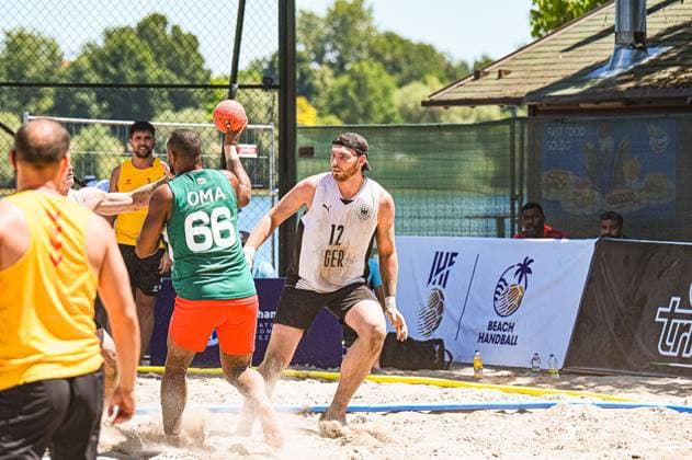 ZEYEN Tobias ( 12; Deutschland Beachhandball Nationalmannschaft) verteidigt aggressiv gegen einen Spieler Omans ( 66), der den Ball zum Wurf hochhält. Die Szene findet im Sand beim IHF Beach Handball Turnier am Jarun See in Zagreb statt. IHF Beach Handball World Championship, WM, Weltmeisterschaft 2026, 23.06.2026, Zagreb, Jarun See *** ZEYEN Tobias 12, Germany s national beach handball team, defends aggressively against an Omani player 66, who is holding the ball aloft to shoot. The scene takes place on the sand at the IHF Beach Handball Tournament at Lake Jarun in Zagreb. IHF Beach Handball World Championship 2026, June 23, 2026, Zagreb, Lake Jarun Copyright: xspeedshotx xDorianfrickx