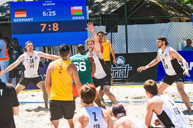 Hendrik Prahst ( 14; Deutschland Beachhandball Nationalmannschaft) und Tobias Zeyen ( 12; Deutschland) verteidigen gegen einen Oman-Spieler ( 66) im 1. Abschnitt beim Stand von 7:8. Die Partie findet am Jarun See in Zagreb, Kroatien statt. IHF Beach Handball World Championship, WM, Weltmeisterschaft 2026, 23.06.2026, Zagreb, Jarun See *** Hendrik Prahst (14), of the German national beach handball team, and Tobias Zeyen (12), of Germany, defend against an Omani player (66) in the first quarter with the score at 7–8. The match is taking place at Lake Jarun in Zagreb, Croatia, as part of the 2026 IHF Beach Handball World Championship, June 23, 2026, Zagreb, Lake Jarun Copyright: xspeedshotx xDorianfrickx