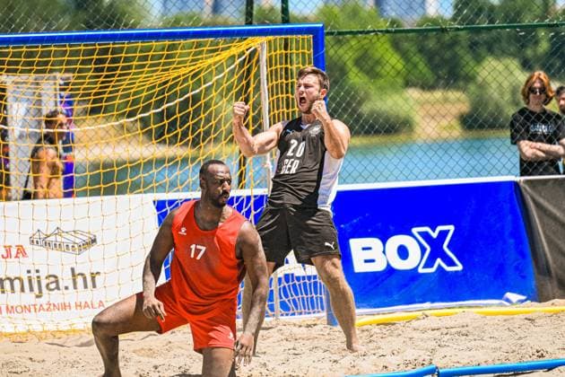 Oliver Middell ( 20; Deutschland Beachhandball Nationalmannschaft) reißt die Fäuste hoch und jubelt lautstark vor dem Tor am Jarun See in Zagreb. Ein Gegenspieler im roten Torwarttrikot mit 17 kniet im Sand daneben. IHF Beach Handball World Championship, WM, Weltmeisterschaft 2026, 23.06.2026, Zagreb, Jarun See *** Oliver Middell 20: The German national beach handball team pumps their fists and cheers loudly in front of the goal at Lake Jarun in Zagreb. An opponent in a red goalkeeper jersey with the number 17 is kneeling in the sand next to it. IHF Beach Handball World Championship 2026, June 23, 2026, Zagreb, Lake Jarun Copyright: xspeedshotx xDorianfrickx