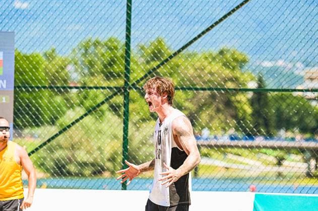 Severin Henrich ( 13; Deutschland Beachhandball Nationalmannschaft) schreit leidenschaftlich auf dem Sandfeld am Jarun See in Zagreb. Im Hintergrund ist ein weiterer Spieler in gelbem Trikot zu sehen. IHF Beach Handball World Championship, WM, Weltmeisterschaft 2026, 23.06.2026, Zagreb, Jarun See *** Severin Henrich, No. 13 on the German national beach handball team, shouts passionately on the sand court at Lake Jarun in Zagreb. Another player in a yellow jersey can be seen in the background. 2026 IHF Beach Handball World Championship, June 23, 2026, Zagreb, Lake Jarun Copyright: xspeedshotx xDorianfrickx