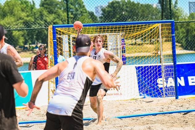 Tim Krauth ( 17; Deutschland Beachhandball Nationalmannschaft) hält den Ball hoch und bereitet einen Wurf vor, während ein Gegenspieler den Weg versperrt. Die Szene findet im Sand am Jarun See in Zagreb statt. IHF Beach Handball World Championship, WM, Weltmeisterschaft 2026, 23.06.2026, Zagreb, Jarun See *** Tim Krauth, 17, of the German national beach handball team, keeps the ball in the air and prepares to shoot while an opponent blocks his path. The scene takes place on the sand at Lake Jarun in Zagreb. IHF Beach Handball World Championship 2026, June 23, 2026, Zagreb, Lake Jarun Copyright: xspeedshotx xDorianfrickx