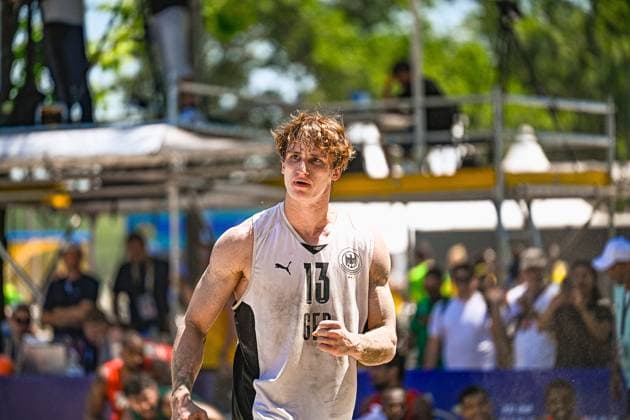 Severin Henrich ( 13; Deutschland Beachhandball Nationalmannschaft) läuft konzentriert über das Spielfeld am Jarun See in Zagreb. Sein Trikot ist sichtlich mit Sand bedeckt, was die Intensität des Spiels unterstreicht. IHF Beach Handball World Championship, WM, Weltmeisterschaft 2026, 23.06.2026, Zagreb, Jarun See *** Severin Henrich, No. 13 on the German national beach handball team, runs with focus across the field at Lake Jarun in Zagreb. His jersey is visibly covered in sand, underscoring the intensity of the game. IHF Beach Handball World Championship 2026, June 23, 2026, Zagreb, Lake Jarun Copyright: xspeedshotx xDorianfrickx