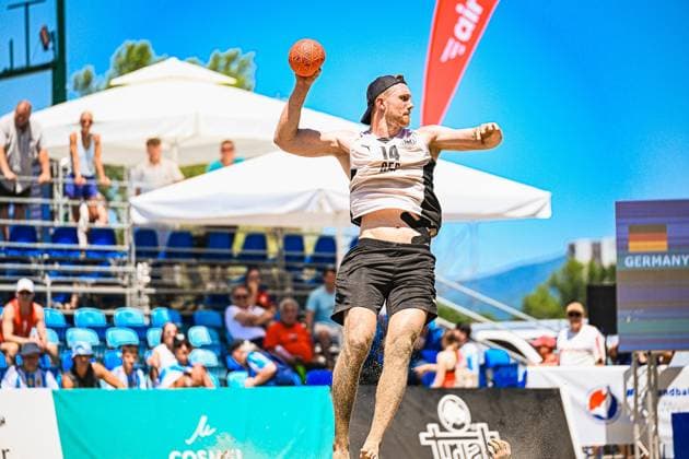 Hendrik Prahst ( 14; Deutschland Beachhandball Nationalmannschaft) springt mit dem Ball in der Wurfhand dynamisch ab und holt zum Wurf aus. Im Hintergrund sind Zuschauer auf der Tribüne und eine Germany-Anzeigetafel zu sehen. IHF Beach Handball World Championship, WM, Weltmeisterschaft 2026, 23.06.2026, Zagreb, Jarun See *** Hendrik Prahst, a member of the German national beach handball team, takes off dynamically with the ball in his shooting hand and winds up to shoot. In the background, spectators can be seen in the stands and a Germany scoreboard is visible. IHF Beach Handball World Championship 2026, June 23, 2026, Zagreb, Lake Jarun Copyright: xspeedshotx xDorianfrickx