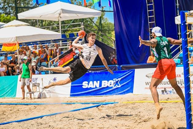 LIEBECK Lennart ( 3; Deutschland Beachhandball Nationalmannschaft) springt in einer spektakulären Flugbewegung zum Wurf auf das Tor, der Ball ist in seiner erhobenen Wurfhand klar sichtbar. Ein Gegenspieler in grünem Trikot versucht den Wurf zu blocken, im Hintergrund verfolgen zahlreiche Zuschauer das Spiel am Jarun See in Zagreb. IHF Beach Handball World Championship, WM, Weltmeisterschaft 2026, 23.06.2026, Zagreb, Jarun See *** LIEBECK Lennart 3, a member of the German national beach handball team, leaps toward the goal in a spectacular jump shot, the ball is clearly visible in his raised throwing hand. An opponent in a green jersey attempts to block the shot, while in the background, numerous spectators watch the game at Lake Jarun in Zagreb. IHF Beach Handball World Championship 2026, June 23, 2026, Zagreb, Lake Jarun Copyright: xspeedshotx xDorianfrickx