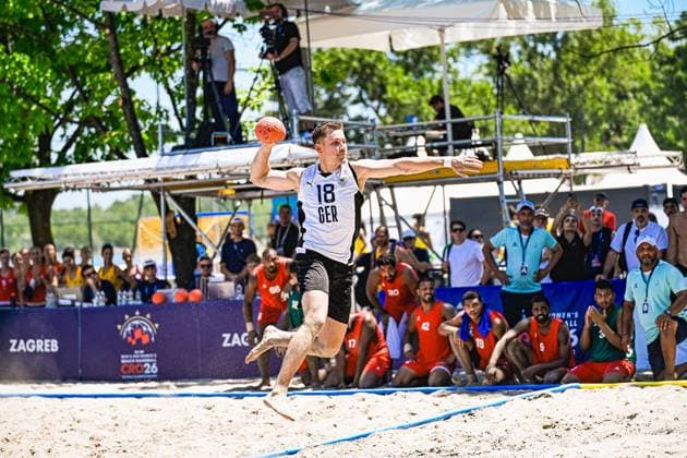 Robin John ( 18; Deutschland Beachhandball Nationalmannschaft) springt barfuß im Sand zum Wurf ab, der Ball ist in der erhobenen Wurfhand klar sichtbar. Im Hintergrund verfolgen zahlreiche Zuschauer und wartende Spieler die Aktion am Jarun See in Zagreb. IHF Beach Handball World Championship, WM, Weltmeisterschaft 2026, 23.06.2026, Zagreb, Jarun See *** Robin John, 18, of the German national beach handball team, takes off barefoot from the sand to shoot; the ball is clearly visible in his raised shooting hand. In the background, numerous spectators and waiting players watch the action at Lake Jarun in Zagreb during the 2026 IHF Beach Handball World Championship, June 23, 2026, Zagreb, Lake Jarun Copyright: xspeedshotx xDorianfrickx