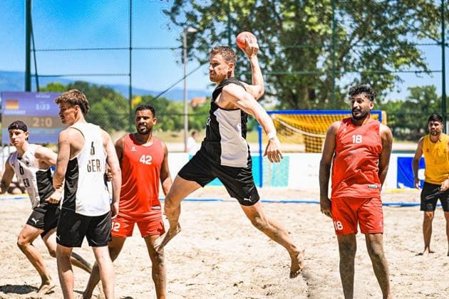 Ein Spieler der deutschen Beachhandball-Nationalmannschaft springt zum Wurf auf dem Sandplatz am Jarun See in Zagreb. Gegenspieler in roten Trikots versuchen die Aktion zu stören, im Hintergrund ist die Anzeigetafel mit dem Spielstand 2:0 für Deutschland sichtbar. IHF Beach Handball World Championship, WM, Weltmeisterschaft 2026, 23.06.2026, Zagreb, Jarun See *** A player on the German national beach handball team jumps to take a shot on the sand court at Lake Jarun in Zagreb. Opponents in red jerseys try to disrupt the play; in the background, the scoreboard shows Germany leading 2–0. IHF Beach Handball World Championship 2026, June 23, 2026, Zagreb, Lake Jarun Copyright: xspeedshotx xDorianfrickx
