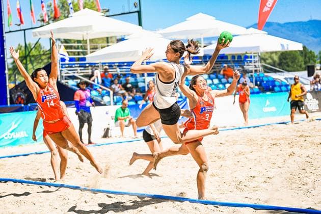 Eine Spielerin der Deutschen Frauen Beachhandball Nationalmannschaft springt mit dem Ball zum Wurf, während zwei Gegenspielerinnen mit 14 und 3 von Puerto Rico versuchen, den Abschluss zu blocken. Die Szene findet auf dem Sandplatz am Jarun See in Zagreb statt. IHF Beach Handball World Championship, WM, Weltmeisterschaft 2026, 23.06.2026, Zagreb, Jarun See *** A player on the German women s national beach handball team jumps up to shoot the ball, while two opponents from Puerto Rico—number 14 and number 3—try to block the shot. The scene takes place on the sand court at Lake Jarun in Zagreb during the 2026 IHF Beach Handball World Championship, June 23, 2026, Zagreb, Lake Jarun Copyright: xspeedshotx xDorianfrickx