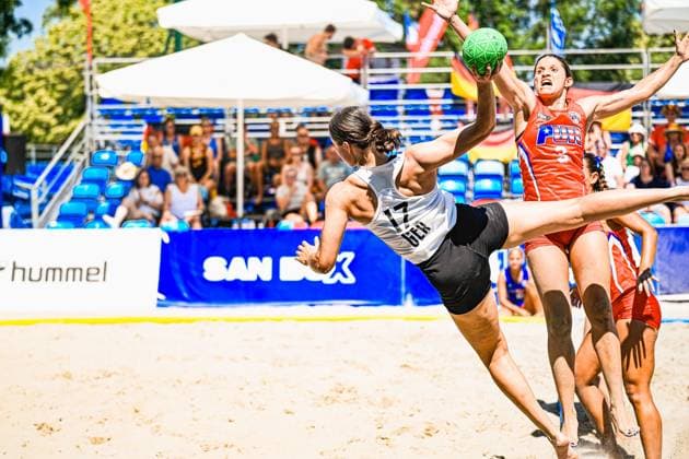 Lena Klingler ( 17; Deutsche Frauen Beachhandball Nationalmannschaft) wirft sich in einer spektakulären Drehwurfaktion in den Sand, während eine Gegenspielerin Puerto Ricos ( 3) den Ball abfängt. Die Szene findet vor voll besetzten Tribünen am Jarun See in Zagreb statt. IHF Beach Handball World Championship, WM, Weltmeisterschaft 2026, 23.06.2026, Zagreb, Jarun See *** Lena Klingler, a member of the German women’s beach handball national team, dives into the sand in a spectacular spin shot as a Puerto Rican opponent (No. 3) intercepts the ball. The scene takes place in front of packed stands at Lake Jarun in Zagreb during the 2026 IHF Beach Handball World Championship, June 23, 2026, Zagreb, Lake Jarun Copyright: xspeedshotx xDorianfrickx