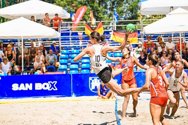 Isabel Kattner ( 10; Deutsche Frauen Beachhandball Nationalmannschaft) springt dynamisch zum Wurf und hält den grünen Ball hoch, während zwei Gegenspielerinnen in roten Trikots die Abwehr versuchen. Im Hintergrund sind Zuschauer und eine Deutschlandfahne am Jarun See in Zagreb zu sehen. IHF Beach Handball World Championship, WM, Weltmeisterschaft 2026, 23.06.2026, Zagreb, Jarun See *** Isabel Kattner, a member of the German women’s national beach handball team, leaps dynamically to take a shot and holds the green ball aloft, while two opponents in red jerseys attempt to defend. In the background, spectators and a German flag can be seen at Lake Jarun in Zagreb. IHF Beach Handball World Championship 2026, June 23, 2026, Zagreb, Lake Jarun Copyright: xspeedshotx xDorianfrickx