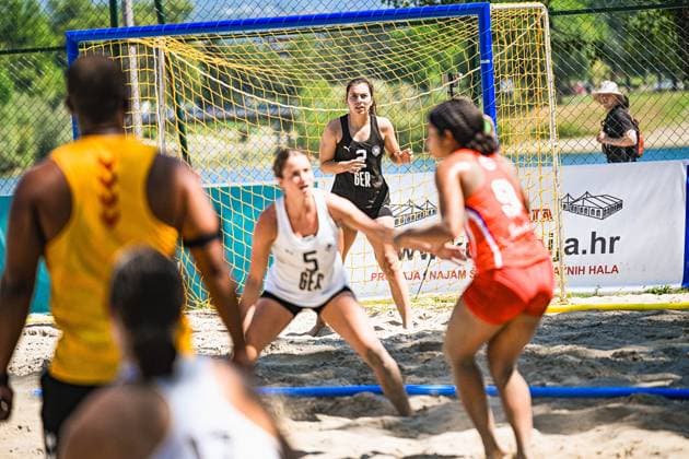 ARNO Joelle ( 2; Deutsche Frauen Beachhandball Nationalmannschaft) steht im Tor und beobachtet den Angriff einer Gegenspielerin in orangefarbenem Trikot. WALTER Kirsten Sophie ( 5; Deutsche Frauen Beachhandball Nationalmannschaft) ist in der Abwehr aktiv. IHF Beach Handball World Championship, WM, Weltmeisterschaft 2026, 23.06.2026, Zagreb, Jarun See *** ARNO Joelle 2, German Women s Beach Handball National Team, stands in goal and watches an opponent in an orange jersey attack; WALTER Kirsten Sophie 5, German Women s Beach Handball National Team, is active on defense; IHF Beach Handball World Championship 2026, June 23, 2026, Zagreb, Lake Jarun Copyright: xspeedshotx xDorianfrickx