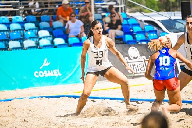 Lucie Marie Kretzschmar ( 33; Deutsche Frauen Beachhandball Nationalmannschaft) steht tief in der Abwehr und beobachtet eine Gegenspielerin der USA women. Das Spiel findet am Jarun See in Zagreb, Kroatien statt. IHF Beach Handball World Championship, WM, Weltmeisterschaft 2026, 23.06.2026, Zagreb, Jarun See *** Lucie Marie Kretzschmar, 33, of the German women’s beach handball national team, stands deep in defense and watches an opponent from the U.S. women’s team. The game is taking place at Lake Jarun in Zagreb, Croatia, during the 2026 IHF Beach Handball World Championship, June 23, 2026, Zagreb, Lake Jarun Copyright: xspeedshotx xDorianfrickx