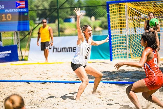 Kirsten Sophie Walter ( 5; Deutsche Frauen Beachhandball Nationalmannschaft) springt mit erhobener Hand in den Angriff, während eine Gegenspielerin in rotem Trikot den Weg versperrt. Im Hintergrund hält die Torfrau den grünen Ball bereit. IHF Beach Handball World Championship, WM, Weltmeisterschaft 2026, 23.06.2026, Zagreb, Jarun See *** Kirsten Sophie Walter, a member of the German women’s beach handball national team, charges into the attack with her hand raised, while an opponent in a red jersey blocks her path. In the background, the goalkeeper holds the green ball ready. 2026 IHF Beach Handball World Championship, June 23, 2026, Zagreb, Lake Jarun Copyright: xspeedshotx xDorianfrickx