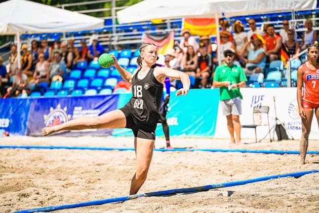 Pauline Borrmann ( 18; Deutsche Frauen Beachhandball Nationalmannschaft) holt mit dem grünen Ball weit aus und wirft dynamisch im Sand des Jarun Sees in Zagreb. Im Hintergrund verfolgen zahlreiche Zuschauer mit Deutschland-Fahnen das Spiel. IHF Beach Handball World Championship, WM, Weltmeisterschaft 2026, 23.06.2026, Zagreb, Jarun See *** Pauline Borrmann 18: The German women’s national beach handball team takes long shots with the green ball and makes dynamic throws on the sand at Lake Jarun in Zagreb. In the background, numerous spectators waving German flags watch the 2026 IHF Beach Handball World Championship, June 23, 2026, Zagreb, Lake Jarun Copyright: xspeedshotx xDorianfrickx