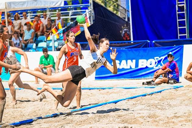 Eine Spielerin der Deutschen Frauen Beachhandball Nationalmannschaft wirft im Sprung mit dem grünen Ball aufs Tor, während eine Gegenspielerin mit der Nummer 3 aus Puerto Rico zusieht. Die Szene findet am Jarun See in Zagreb vor gut besetzten Zuschauerrängen statt. IHF Beach Handball World Championship, WM, Weltmeisterschaft 2026, 23.06.2026, Zagreb, Jarun See *** A player on the German women s national beach handball team jumps to shoot the green ball at the goal, while an opposing player from Puerto Rico, wearing number 3, looks on. The scene takes place at Lake Jarun in Zagreb in front of a large crowd. 2026 IHF Beach Handball World Championship, June 23, 2026, Zagreb, Lake Jarun Copyright: xspeedshotx xDorianfrickx