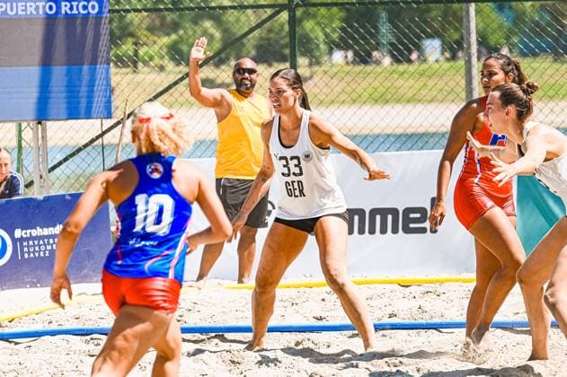 Lucie Marie Kretzschmar ( 33; Deutsche Frauen Beachhandball Nationalmannschaft) behauptet sich in der Abwehr gegen Gegnerinnen in orangefarbenen Trikots am Jarun See in Zagreb. Im Hintergrund verfolgt ein Trainer in gelbem Shirt das Spielgeschehen. IHF Beach Handball World Championship, WM, Weltmeisterschaft 2026, 23.06.2026, Zagreb, Jarun See *** Lucie Marie Kretzschmar, 33. The German women’s national beach handball team holds its ground defensively against opponents in orange jerseys at Lake Jarun in Zagreb. In the background, a coach in a yellow shirt watches the game. 2026 IHF Beach Handball World Championship, June 23, 2026, Zagreb, Lake Jarun Copyright: xspeedshotx xDorianfrickx