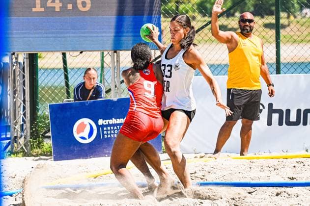 Lucie Marie Kretzschmar ( 33; Deutsche Frauen Beachhandball Nationalmannschaft) setzt zum Wurf an und behauptet sich gegen Rachel Wong ( 9; USA woman) im Zweikampf im Sand. Im Hintergrund verfolgen ein Trainer und ein Offizieller die Szene am Jarun See in Zagreb. IHF Beach Handball World Championship, WM, Weltmeisterschaft 2026, 23.06.2026, Zagreb, Jarun See *** Lucie Marie Kretzschmar, 33, of the German women’s national beach handball team, prepares to shoot and holds her own against Rachel Wong, 9, of the U.S., in a one-on-one duel on the sand. In the background, a coach and an official watch the action at Lake Jarun in Zagreb during the 2026 IHF Beach Handball World Championship, June 23, 2026, Zagreb, Lake Jarun Copyright: xspeedshotx xDorianfrickx