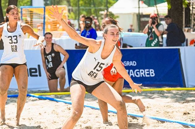 Julia Drachsler ( 15; Deutsche Frauen Beachhandball Nationalmannschaft) agiert dynamisch im Sand und streckt den Arm aus, im Hintergrund ist Lucie Marie Kretzschmar ( 33) zu sehen. Das Spiel findet am Jarun See in Zagreb statt. IHF Beach Handball World Championship, WM, Weltmeisterschaft 2026, 23.06.2026, Zagreb, Jarun See *** Julia Drachsler, No. 15, of the German women’s beach handball national team moves dynamically on the sand and reaches out her arm; Lucie Marie Kretzschmar, No. 33, can be seen in the background. The game is taking place at Lake Jarun in Zagreb. 2026 IHF Beach Handball World Championship, June 23, 2026, Zagreb, Lake Jarun Copyright: xspeedshotx xDorianfrickx