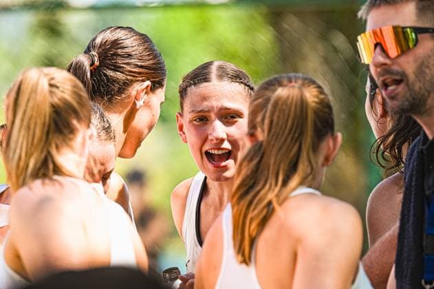 Eine Spielerin der Deutschen Frauen Beachhandball Nationalmannschaft ruft mit weit geöffnetem Mund in die Runde ihrer Mitspielerinnen – sichtlich emotional und mitreißend. Im Hintergrund ist ein Trainer mit Sportsonnenbrille zu sehen, die Gruppe steht eng zusammen am Jarun See in Zagreb. IHF Beach Handball World Championship, WM, Weltmeisterschaft 2026, 23.06.2026, Zagreb, Jarun See *** A player on the German women’s national beach handball team calls out to her teammates with her mouth wide open—visibly emotional and inspiring. In the background, a coach wearing sports sunglasses can be seen; the group stands close together at Lake Jarun in Zagreb during the 2026 IHF Beach Handball World Championship, June 23, 2026, Zagreb, Lake Jarun Copyright: xspeedshotx xDorianfrickx