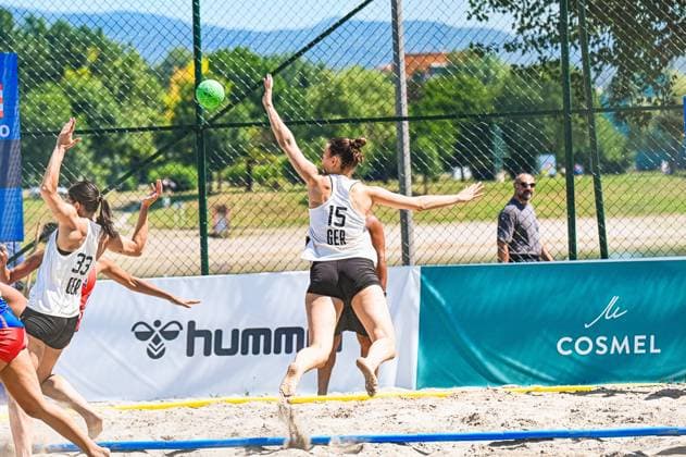 Julia Drachsler ( 15; Deutsche Frauen Beachhandball Nationalmannschaft) springt im Sand und wirft den grünen Ball in Richtung Tor, während Lucie Marie Kretzschmar ( 33; Deutsche Frauen Beachhandball Nationalmannschaft) und eine Gegenspielerin der USA woman im Hintergrund agieren. Die Szene findet am Jarun See in Zagreb bei strahlendem Sonnenschein statt. IHF Beach Handball World Championship, WM, Weltmeisterschaft 2026, 23.06.2026, Zagreb, Jarun See *** Julia Drachsler, 15, of the German women’s national beach handball team, jumps in the sand and throws the green ball toward the goal, while Lucie Marie Kretzschmar, No. 33 of the German Women’s Beach Handball National Team, and an opposing player from the U.S. team are in the background. The scene takes place at Lake Jarun in Zagreb under bright sunshine during the 2026 IHF Beach Handball World Championship, June 23, 2026, Zagreb, Lake Jarun Copyright: xspeedshotx xDorianfrickx