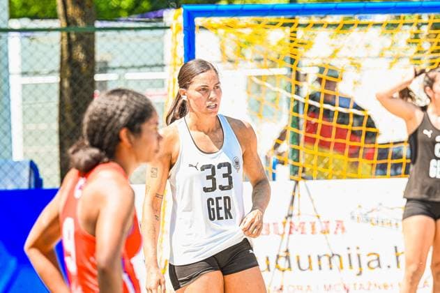 Lucie Marie Kretzschmar ( 33; Deutsche Frauen Beachhandball Nationalmannschaft) läuft konzentriert vor dem Tor beim Beachhandball-Turnier am Jarun See in Zagreb. Im Vordergrund ist eine Spielerin der USA woman in rotem Trikot unscharf zu sehen. IHF Beach Handball World Championship, WM, Weltmeisterschaft 2026, 23.06.2026, Zagreb, Jarun See *** Lucie Marie Kretzschmar, 33, of the German women’s national beach handball team, runs toward the goal with focus during the beach handball tournament at Lake Jarun in Zagreb. In the foreground, a U.S. player in a red jersey is visible out of focus. IHF Beach Handball World Championship 2026, June 23, 2026, Zagreb, Lake Jarun Copyright: xspeedshotx xDorianfrickx