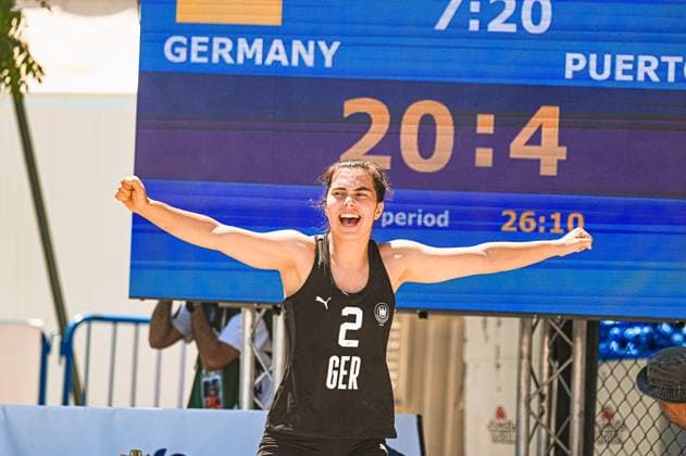 Joelle Arno ( 2; Deutsche Frauen Beachhandball Nationalmannschaft) reißt jubelnd die Arme weit auseinander vor der Anzeigetafel mit dem Spielstand 20:4 gegen Puerto Rico. Die Szene zeigt pure Siegesfreude beim Turnier am Jarun See in Zagreb. IHF Beach Handball World Championship, WM, Weltmeisterschaft 2026, 23.06.2026, Zagreb, Jarun See *** Joelle Arno 2: A member of the German women’s beach handball national team throws her arms wide in celebration in front of the scoreboard showing a 20–4 lead over Puerto Rico. The scene captures the pure joy of victory at the tournament on Lake Jarun in Zagreb during the 2026 IHF Beach Handball World Championship, June 23, 2026, Zagreb, Lake Jarun Copyright: xspeedshotx xDorianfrickx