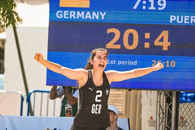 Joelle Arno ( 2; Deutsche Frauen Beachhandball Nationalmannschaft) reißt jubelnd beide Arme weit auseinander vor der Anzeigetafel mit dem Spielstand 20:4 gegen Puerto Rico. Die Szene zeigt puren Jubel beim Turnier am Jarun See in Zagreb. IHF Beach Handball World Championship, WM, Weltmeisterschaft 2026, 23.06.2026, Zagreb, Jarun See *** Joelle Arno 2: A player on the German women’s beach handball national team throws both arms wide in celebration in front of the scoreboard showing a 20–4 lead over Puerto Rico. The scene captures pure jubilation at the tournament on Lake Jarun in Zagreb during the 2026 IHF Beach Handball World Championship, June 23, 2026, Zagreb, Lake Jarun Copyright: xspeedshotx xDorianfrickx
