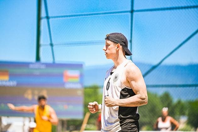 ZELSER Lars ( 6; Deutschland Beachhandball Nationalmannschaft) läuft konzentriert über das Spielfeld am Jarun See in Zagreb. Im Hintergrund sind weitere Spieler und eine Anzeigetafel zu erkennen. IHF Beach Handball World Championship, WM, Weltmeisterschaft 2026, 23.06.2026, Zagreb, Jarun See *** Lars ZELSER 6: The German national beach handball team moves purposefully across the field at Lake Jarun in Zagreb. Other players and a scoreboard can be seen in the background. 2026 IHF Beach Handball World Championship, June 23, 2026, Zagreb, Lake Jarun Copyright: xspeedshotx xDorianfrickx