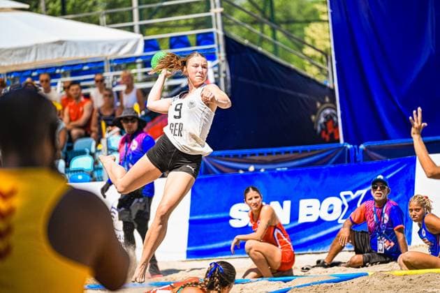Emma Pilz ( 9; Deutsche Frauen Beachhandball Nationalmannschaft) springt mit dem Ball zum Wurf ab und zeigt dabei volle Konzentration. Im Hintergrund sind Zuschauer und Offizielle am Spielfeldrand zu sehen. IHF Beach Handball World Championship, WM, Weltmeisterschaft 2026, 23.06.2026, Zagreb, Jarun See *** Emma Pilz, a member of the German women s national beach handball team, jumps with the ball to take a shot, showing complete concentration. Spectators and officials can be seen in the background along the sidelines. 2026 IHF Beach Handball World Championship, June 23, 2026, Zagreb, Lake Jarun Copyright: xspeedshotx xDorianfrickx