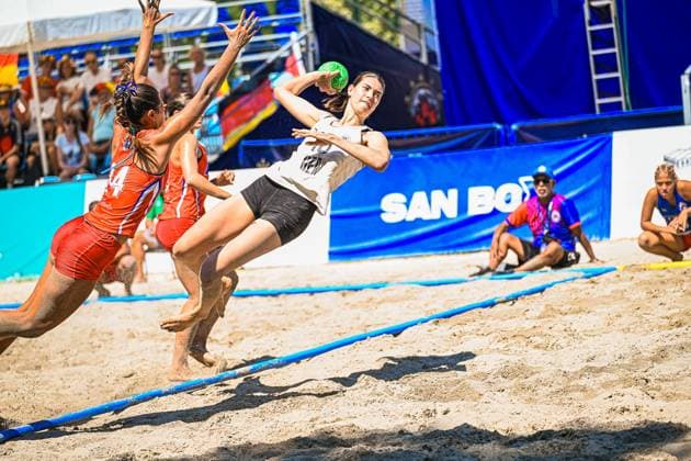 Isabel Kattner ( 10; Deutsche Frauen Beachhandball Nationalmannschaft) springt im Sand und wirft den Ball, während eine Spielerin der USA woman mit der Nummer 14 den Abschluss zu blocken versucht. Die Szene findet am Jarun See in Zagreb statt. IHF Beach Handball World Championship, WM, Weltmeisterschaft 2026, 23.06.2026, Zagreb, Jarun See *** Isabel Kattner, a member of the German women’s beach handball national team, jumps in the sand and throws the ball, while a U.S. player wearing number 14 tries to block the shot. The scene takes place at Lake Jarun in Zagreb during the 2026 IHF Beach Handball World Championship, June 23, 2026, Zagreb, Lake Jarun Copyright: xspeedshotx xDorianfrickx