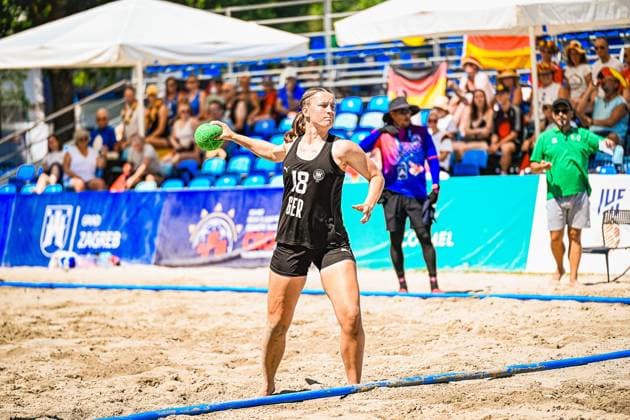 Pauline Borrmann ( 18; Deutsche Frauen Beachhandball Nationalmannschaft) holt mit konzentriertem Gesichtsausdruck zum Wurf aus, der grüne Ball liegt sicher in ihrer Hand. Im Hintergrund verfolgen zahlreiche Zuschauer mit deutschen Fahnen das Spiel am Jarun See in Zagreb. IHF Beach Handball World Championship, WM, Weltmeisterschaft 2026, 23.06.2026, Zagreb, Jarun See *** Pauline Borrmann, a member of the German women’s beach handball national team, prepares to take a shot with a focused expression; the green ball rests securely in her hand. In the background, numerous spectators waving German flags watch the game at Lake Jarun in Zagreb during the 2026 IHF Beach Handball World Championship, June 23, 2026, Zagreb, Lake Jarun Copyright: xspeedshotx xDorianfrickx