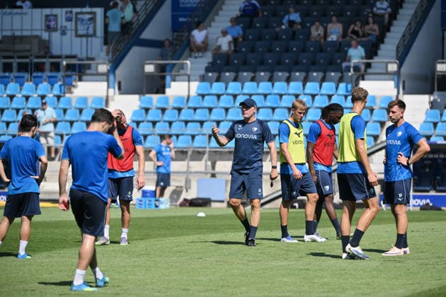 Trainer Uwe Rösler (VfL Bochum), mi., gibt seinen Spielern Anweisungen 25.06.2026, Fussball 2. Bundesliga, Saison 2026 2027, Trainingsauftakt VfL Bochum Bochum Vonovia Ruhrstadion Nordrhein Westfalen Deutschland *** Coach Uwe Rösler of VfL Bochum (center) gives instructions to his players on June 25, 2026. Soccer, 2. Bundesliga, 2026–2027 season. Start of training camp for VfL Bochum at the Vonovia Ruhrstadion in Bochum, North Rhine-Westphalia, Germany. Team2