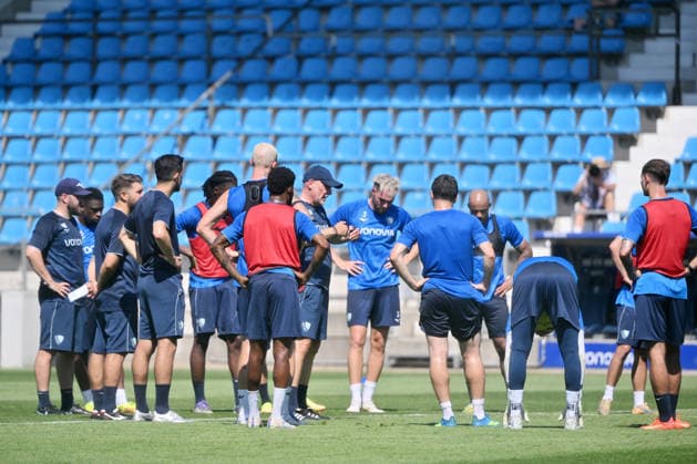 Trainer Uwe Rösler (VfL Bochum), mi., gibt seinen Spielern Anweisungen 25.06.2026, Fussball 2. Bundesliga, Saison 2026 2027, Trainingsauftakt VfL Bochum Bochum Vonovia Ruhrstadion Nordrhein Westfalen Deutschland *** Coach Uwe Rösler of VfL Bochum (center) gives instructions to his players on June 25, 2026. Soccer, 2. Bundesliga, 2026–2027 season. Start of training camp for VfL Bochum at the Vonovia Ruhrstadion in Bochum, North Rhine-Westphalia, Germany. Team2