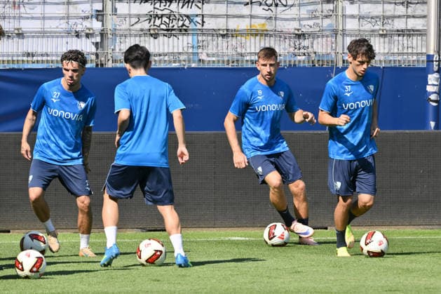 Alessandro Crimaldi (VfL Bochum), Daniel Hanslik (VfL Bochum), v.re., links Babis Drakas (VfL Bochum) 25.06.2026, Fussball 2. Bundesliga, Saison 2026 2027, Trainingsauftakt VfL Bochum Bochum Vonovia Ruhrstadion Nordrhein Westfalen Deutschland *** Alessandro Crimaldi, VfL Bochum; Daniel Hanslik, VfL Bochum; from right to left: Babis Drakas, VfL Bochum, June 25, 2026, Soccer, 2. Bundesliga, 2026–2027 season, start of training for VfL Bochum at the Vonovia Ruhrstadion in Bochum, North Rhine-Westphalia, Germany Team2