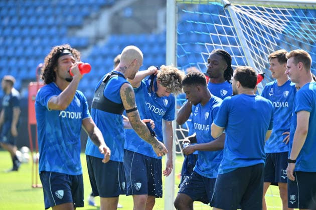 Trinkpause der Spieler 25.06.2026, Fussball 2. Bundesliga, Saison 2026 2027, Trainingsauftakt VfL Bochum Bochum Vonovia Ruhrstadion Nordrhein Westfalen Deutschland *** Players water break on June 25, 2026, Soccer 2. Bundesliga, 2026–2027 season, Start of training for VfL Bochum at the Vonovia Ruhrstadion in North Rhine-Westphalia, Germany Team2