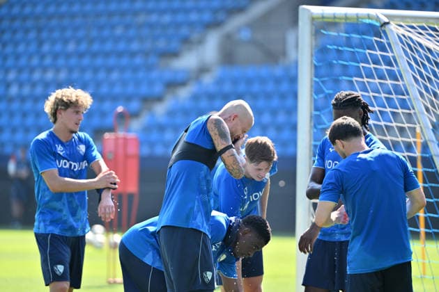 Trinkpause der Spieler, mitte Philipp Hofmann (VfL Bochum) 25.06.2026, Fussball 2. Bundesliga, Saison 2026 2027, Trainingsauftakt VfL Bochum Bochum Vonovia Ruhrstadion Nordrhein Westfalen Deutschland *** Players taking a water break; center: Philipp Hofmann, VfL Bochum, June 25, 2026; soccer, 2. Bundesliga, 2026–2027 season; start of training camp for VfL Bochum at the Vonovia Ruhrstadion in Bochum, North Rhine-Westphalia, Germany Team2