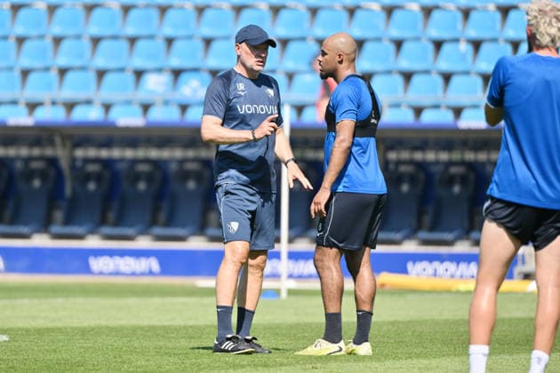 Trainer Uwe Rösler (VfL Bochum), Jean Manuel Mbom (VfL Bochum), v.li. 25.06.2026, Fussball 2. Bundesliga, Saison 2026 2027, Trainingsauftakt VfL Bochum Bochum Vonovia Ruhrstadion Nordrhein Westfalen Deutschland *** Coach Uwe Rösler, VfL Bochum; Jean Manuel Mbom, VfL Bochum; from left, June 25, 2026, Soccer, 2. Bundesliga, 2026–2027 season, start of training for VfL Bochum at the Vonovia Ruhrstadion in Bochum, North Rhine-Westphalia, Germany Team2