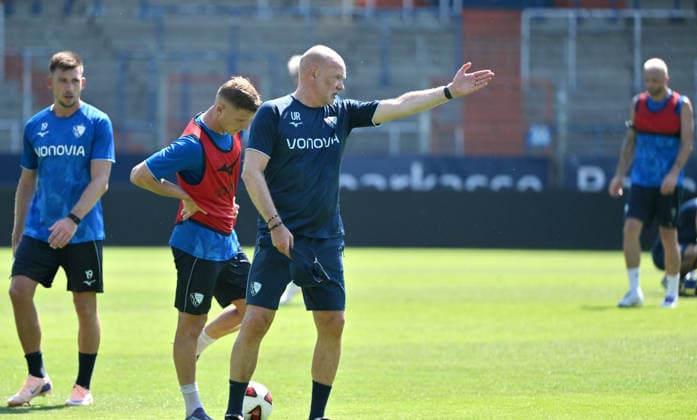 Trainer Uwe Rösler (VfL Bochum) gibt seinen Spielern Anweisungen 25.06.2026, Fussball 2. Bundesliga, Saison 2026 2027, Trainingsauftakt VfL Bochum Bochum Vonovia Ruhrstadion Nordrhein Westfalen Deutschland *** Coach Uwe Rösler of VfL Bochum gives instructions to his players on June 25, 2026; Soccer, 2. Bundesliga, 2026–2027 season; Start of training camp for VfL Bochum at the Vonovia Ruhrstadion in Bochum, North Rhine-Westphalia, Germany Team2