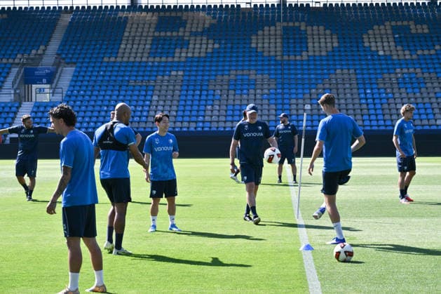 Trainer Uwe Rösler (VfL Bochum), mi., mit seinen Spielern 25.06.2026, Fussball 2. Bundesliga, Saison 2026 2027, Trainingsauftakt VfL Bochum Bochum Vonovia Ruhrstadion Nordrhein Westfalen Deutschland *** Coach Uwe Rösler of VfL Bochum, Wed, with his players, June 25, 2026, Soccer, 2. Bundesliga, 2026–2027 season, Start of training for VfL Bochum at the Vonovia Ruhrstadion in Bochum, North Rhine-Westphalia, Germany Team2