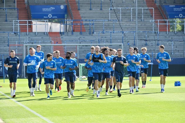 Laufeinheit der Spieler zum Trainingsbeginn, mitte Philipp Hofmann (VfL Bochum) 25.06.2026, Fussball 2. Bundesliga, Saison 2026 2027, Trainingsauftakt VfL Bochum Bochum Vonovia Ruhrstadion Nordrhein Westfalen Deutschland *** Players warming up at the start of practice, with Philipp Hofmann in the center; VfL Bochum, June 25, 2026; Soccer, 2. Bundesliga; 2026–2027 season; Start of training at VfL Bochum, Bochum, Vonovia Ruhrstadion, North Rhine-Westphalia, Germany Team2