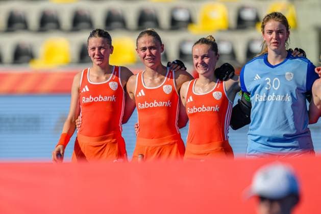 WAVER, 24-06-2026, Belfius Hockey Arena, FIH Hockey Pro League Women, Season 2025-2026. Guusje Moes, Danique van der Veerdonk and Eline Jansen during the play of the national anthem before the match Australia - Netherlands (women). Australia - Netherlands (women)  x204636456x Copyright:
