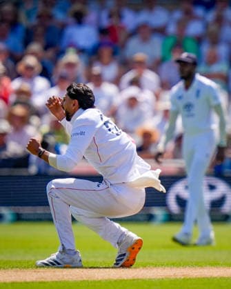 3rd Rothesay Test Match Day 1 England v New Zealand Shoaib Bashir of England reacts to a dropped chance during the 3rd Rothesay Test Match Day 1 match England vs New Zealand at Trent Bridge, Nottingham, United Kingdom on 25 June 2026 (Photo by Maynard Manyowa News Images) Nottingham Trent Bridge Nottinghamshire United Kingdom Copyright: xMaynardxManyowa NewsxImagesx