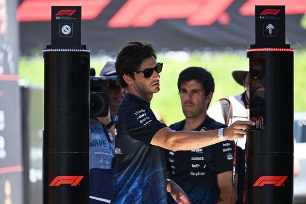 25.06.2026, xsvx, Motorsport FIA Formel 1, Grand Prix von Österreich v.l. Carlos Sainz (Williams Racing) Startnummer 55 hat Probleme beim Einlass (FIA REGULATIONS PROHIBIT ANY USE OF PHOTOGRAPHS as IMAGE SEQUENCES and or QUASI-VIDEO) Zeltweg-Spielberg *** June 25, 2026, xsvx, Motorsport FIA Formula 1, Austrian Grand Prix: Carlos Sainz of Williams Racing, car number 55, is having problems at the entrance. FIA REGULATIONS PROHIBIT ANY USE OF PHOTOGRAPHS AS IMAGE SEQUENCES AND OR QUASI-VIDEO. Zeltweg Spielberg