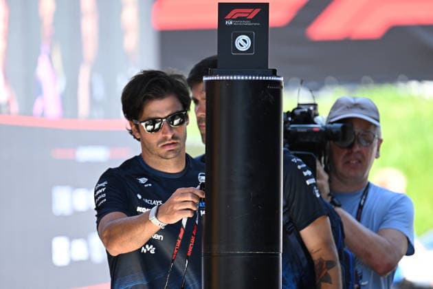 25.06.2026, xsvx, Motorsport FIA Formel 1, Grand Prix von Österreich v.l. Carlos Sainz (Williams Racing) Startnummer 55 hat Probleme beim Einlass (FIA REGULATIONS PROHIBIT ANY USE OF PHOTOGRAPHS as IMAGE SEQUENCES and or QUASI-VIDEO) Zeltweg-Spielberg *** June 25, 2026, xsvx, Motorsport FIA Formula 1, Austrian Grand Prix: Carlos Sainz of Williams Racing, car number 55, is having problems at the entrance. FIA REGULATIONS PROHIBIT ANY USE OF PHOTOGRAPHS AS IMAGE SEQUENCES AND OR QUASI-VIDEO. Zeltweg Spielberg