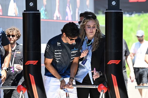 25.06.2026, xsvx, Motorsport FIA Formel 1, Grand Prix von Österreich v.l. Carlos Sainz (Williams Racing) Startnummer 55 hat Probleme beim Einlass (FIA REGULATIONS PROHIBIT ANY USE OF PHOTOGRAPHS as IMAGE SEQUENCES and or QUASI-VIDEO) Zeltweg-Spielberg *** June 25, 2026, xsvx, Motorsport FIA Formula 1, Austrian Grand Prix: Carlos Sainz of Williams Racing, car number 55, is having problems at the entrance. FIA REGULATIONS PROHIBIT ANY USE OF PHOTOGRAPHS AS IMAGE SEQUENCES AND OR QUASI-VIDEO. Zeltweg Spielberg
