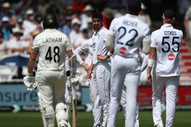 England v New Zealand, International Test Match 2026 England s Josh Tongue looks to his captain to review an LBW decision during Day One of the Third International Test Match 2026 match between England and New Zealand at Trent Bridge, Nottingham, UK on 25 June 2026. Nottingham Trent Bridge Nottinghamshire UK Editorial use only , Copyright: xJohnxMallettx PSI-24430-0038