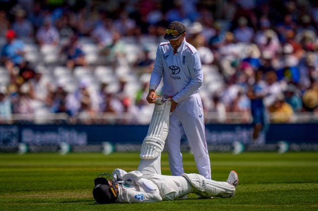 3rd Rothesay Test Match Day 1 England v New Zealand Devon Conway of New Zealand goes down with cramp and is helped by England captain Ben Stokes during the 3rd Rothesay Test Match Day 1 match England vs New Zealand at Trent Bridge, Nottingham, United Kingdom on 25 June 2026 (Photo by Maynard Manyowa News Images) Nottingham Trent Bridge Nottinghamshire United Kingdom Copyright: xMaynardxManyowa NewsxImagesx