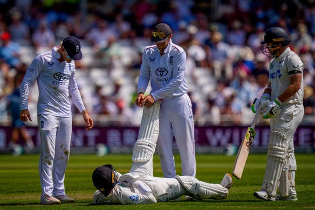 3rd Rothesay Test Match Day 1 England v New Zealand Devon Conway of New Zealand goes down with cramp and is helped by England captain Ben Stokes during the 3rd Rothesay Test Match Day 1 match England vs New Zealand at Trent Bridge, Nottingham, United Kingdom on 25 June 2026 (Photo by Maynard Manyowa News Images) Nottingham Trent Bridge Nottinghamshire United Kingdom Copyright: xMaynardxManyowa NewsxImagesx